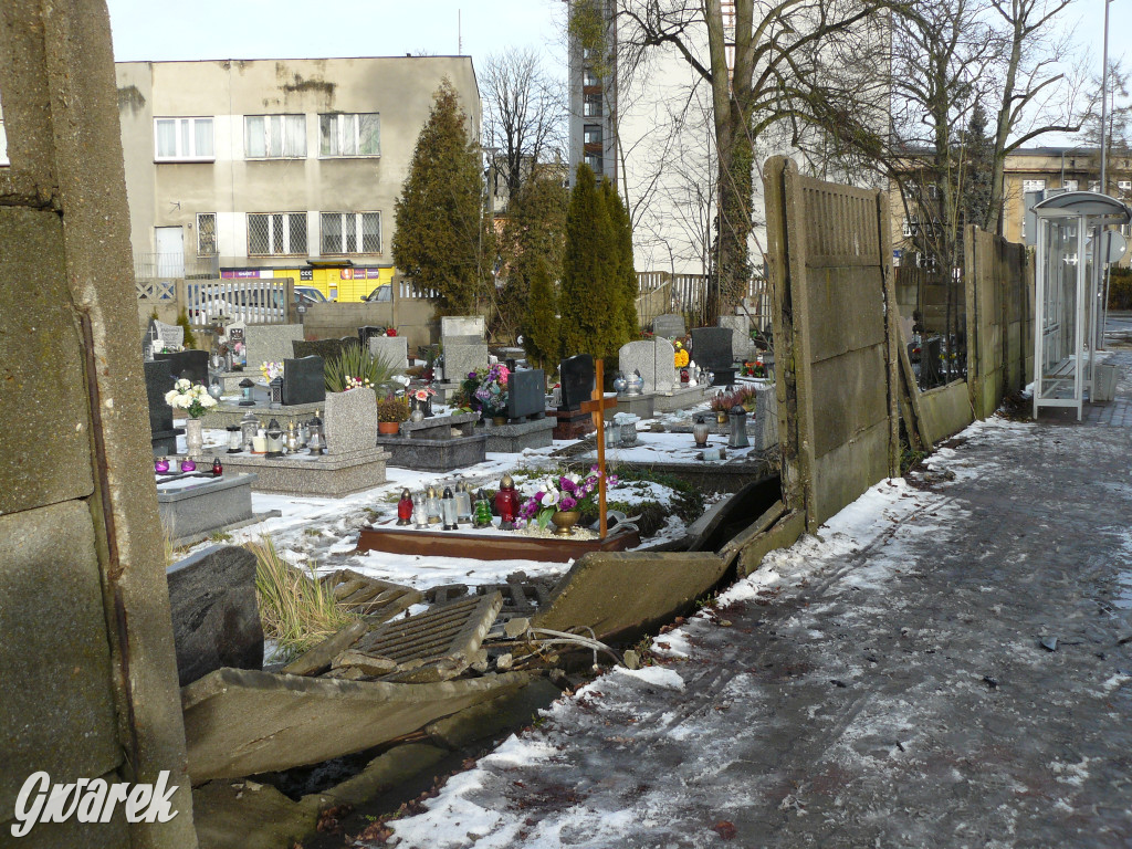 Tarnowskie Góry. Wjechał bmw w ogrodzenie cmentarza