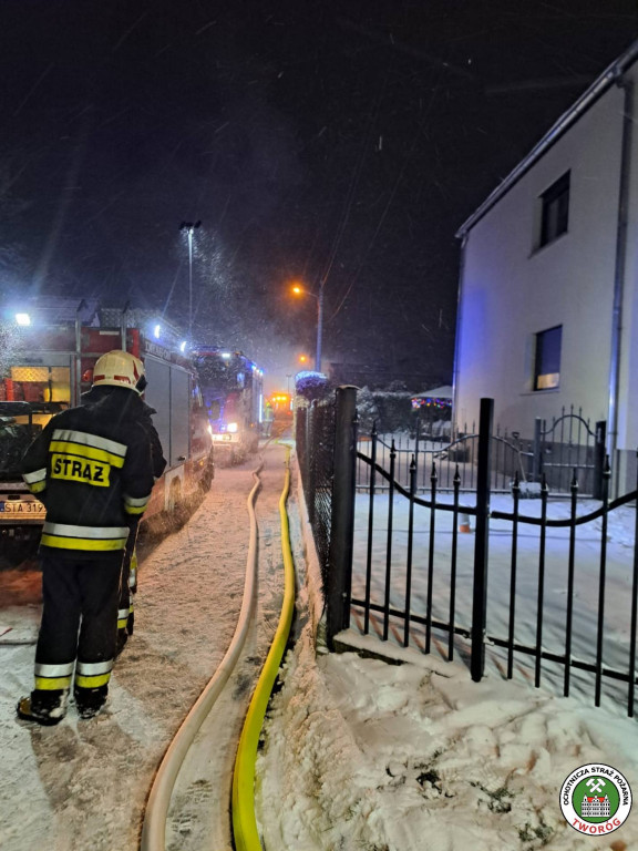 Pożar domu, wielogodzinna akcja straży