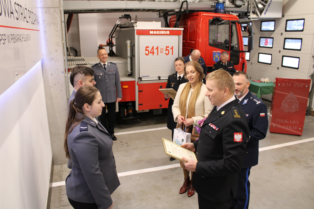 Pożar w bloku, policjanci uratowali kobietę