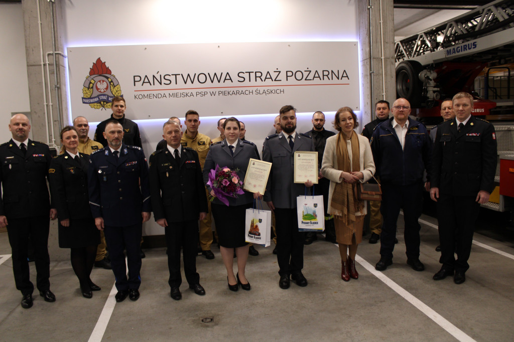 Pożar w bloku, policjanci uratowali kobietę