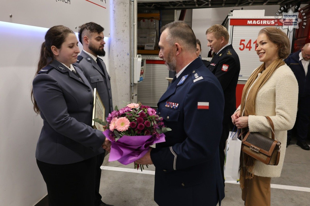 Pożar w bloku, policjanci uratowali kobietę