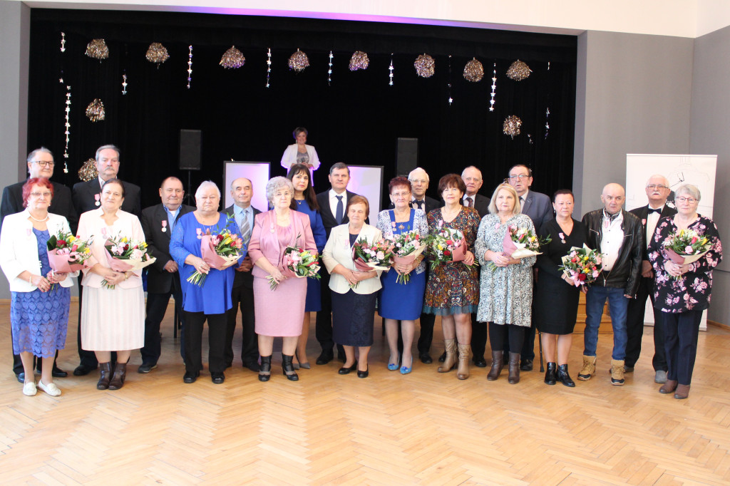 11 złotych par z medalami z różą