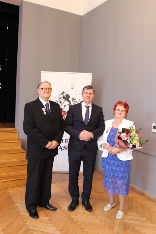 11 złotych par z medalami z różą