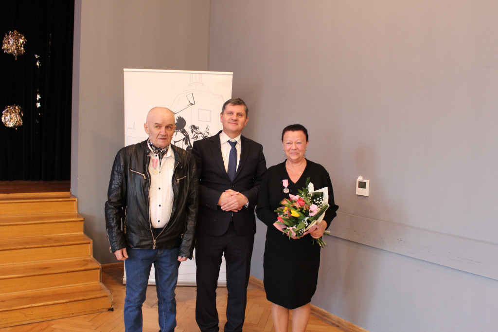 11 złotych par z medalami z różą