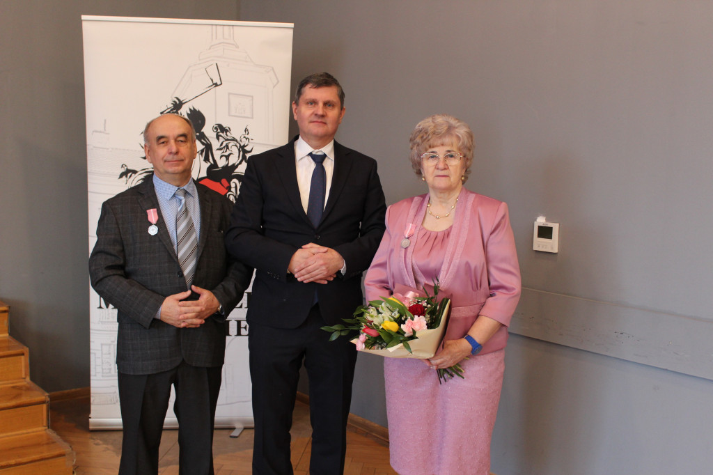 11 złotych par z medalami z różą