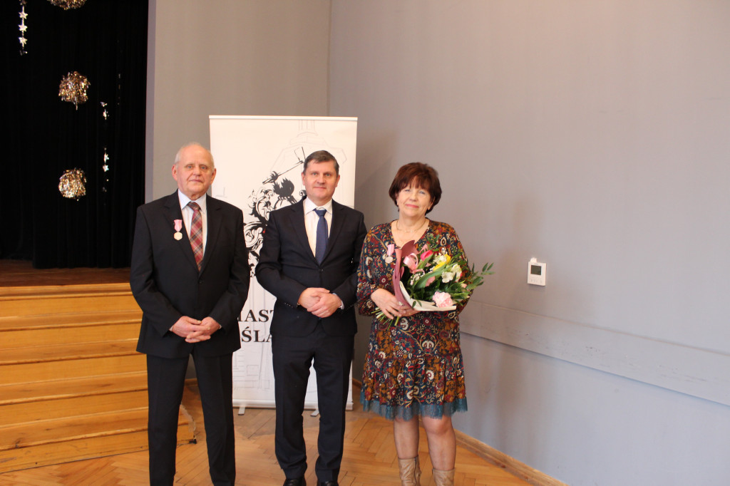 11 złotych par z medalami z różą