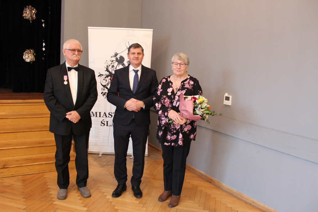 11 złotych par z medalami z różą