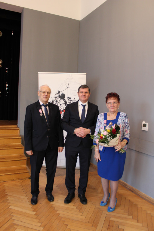 11 złotych par z medalami z różą