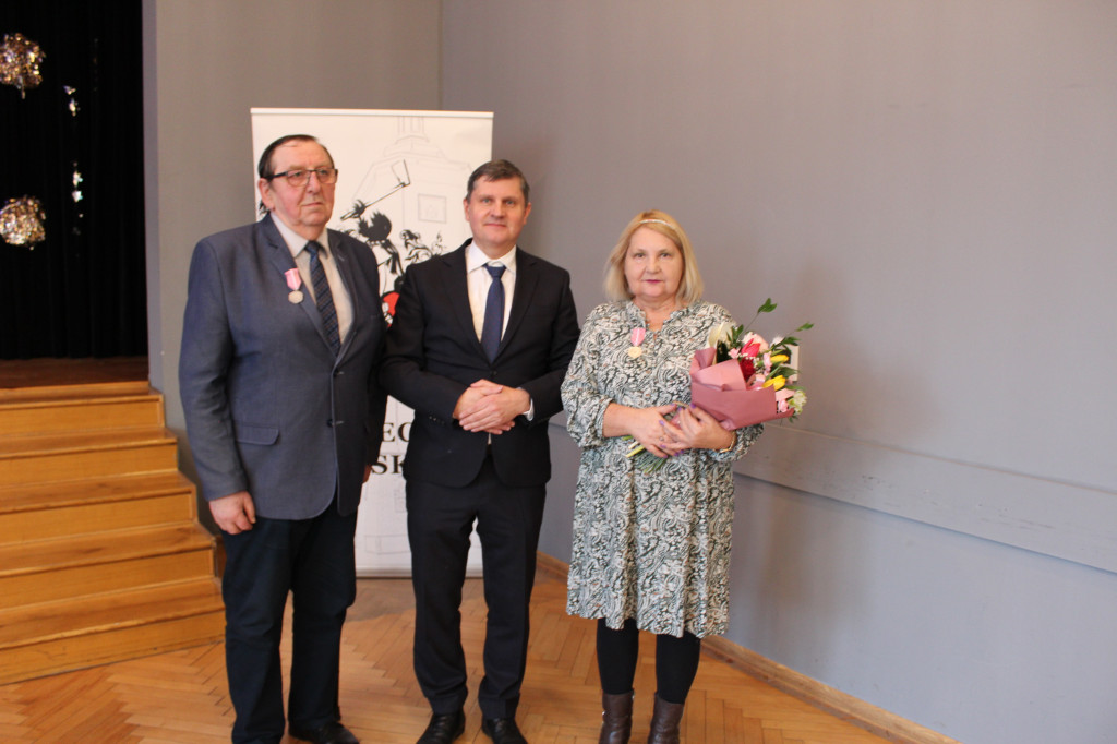 11 złotych par z medalami z różą