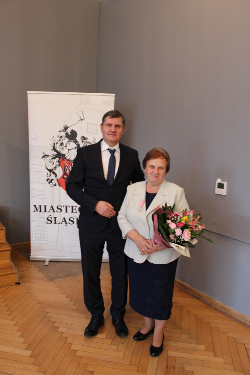 11 złotych par z medalami z różą