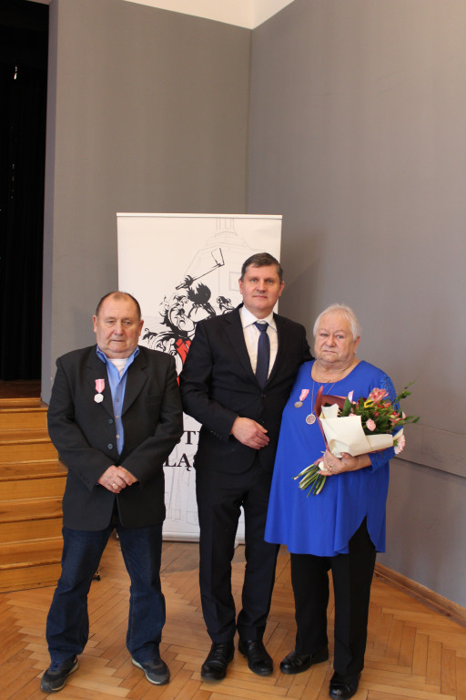 11 złotych par z medalami z różą