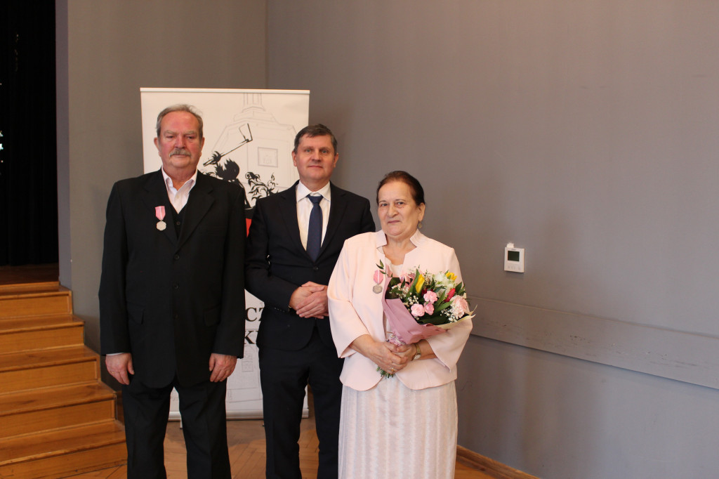 11 złotych par z medalami z różą