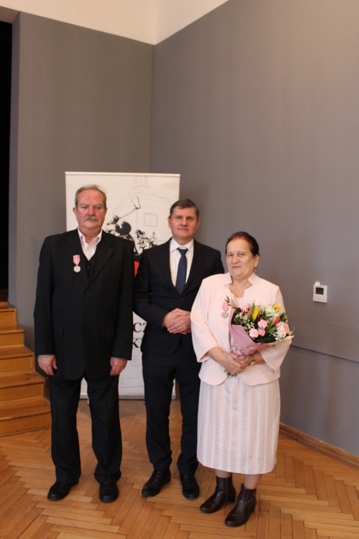 11 złotych par z medalami z różą