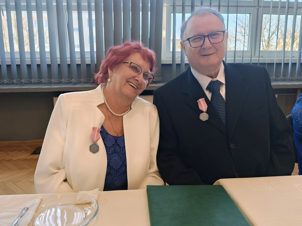 11 złotych par z medalami z różą