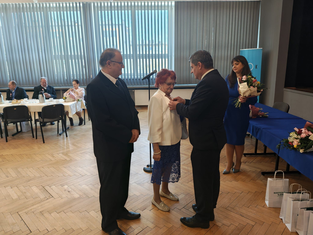 11 złotych par z medalami z różą