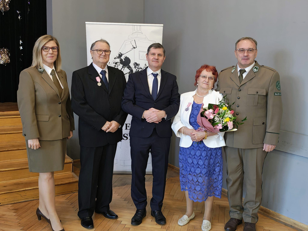 11 złotych par z medalami z różą