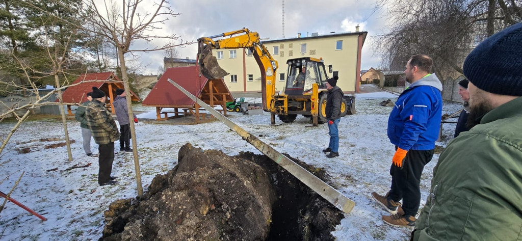 Druhowie z OSP postawili gniazdo dla bocianów