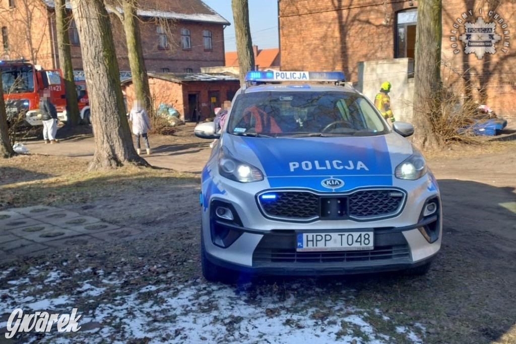 Pożar domu, ewakuacja matki z trojgiem dzieci