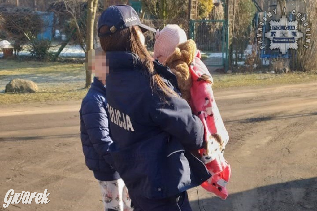 Pożar domu, ewakuacja matki z trojgiem dzieci