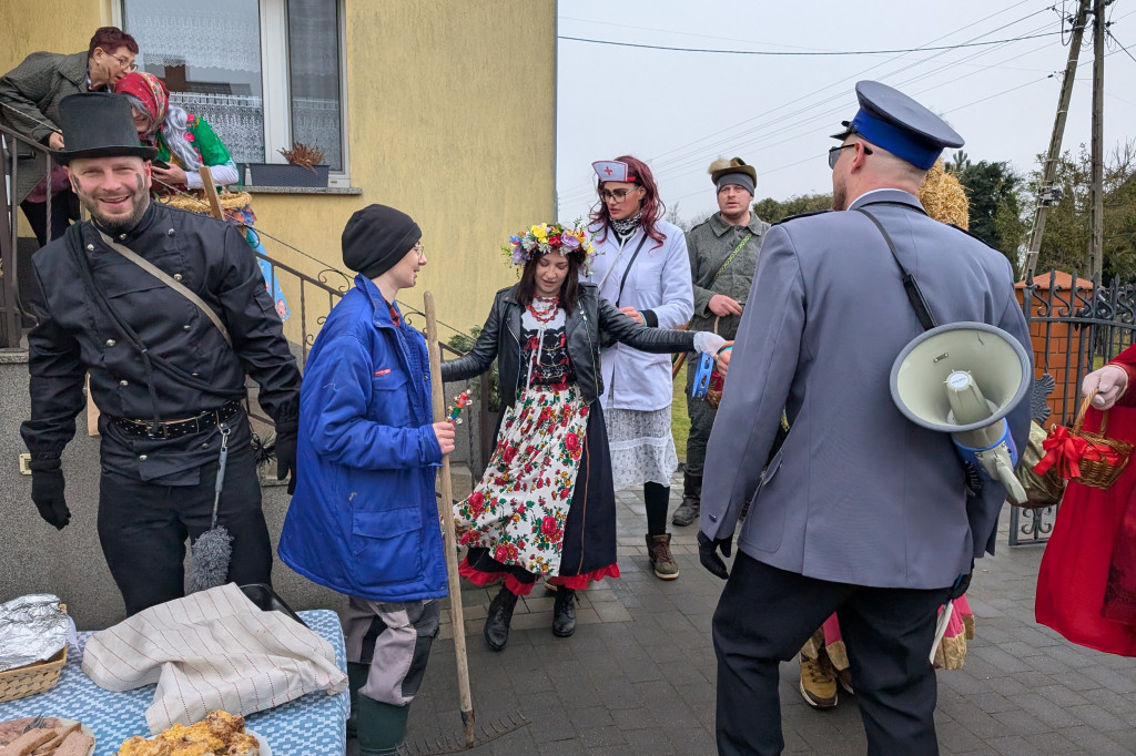 Wesoła ferajna wodzi niedźwiedzia w Kopienicy. Bery 2025