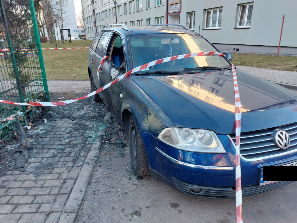 Zbiegł na dół, ale ogień dosięgał już samochodu