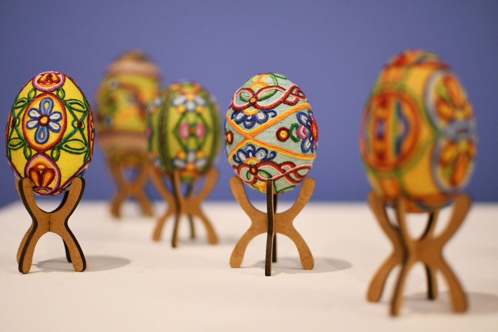 Jaja strusie z motywami zwierząt. Wystawa kroszonek