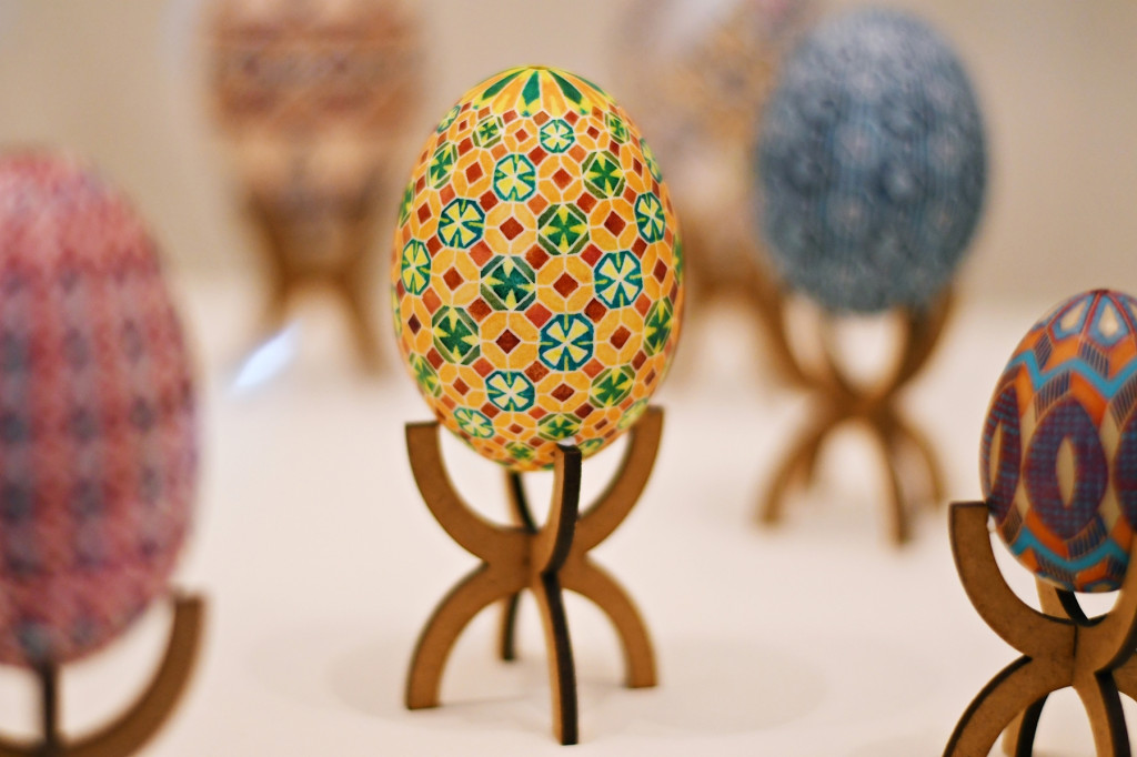 Jaja strusie z motywami zwierząt. Wystawa kroszonek