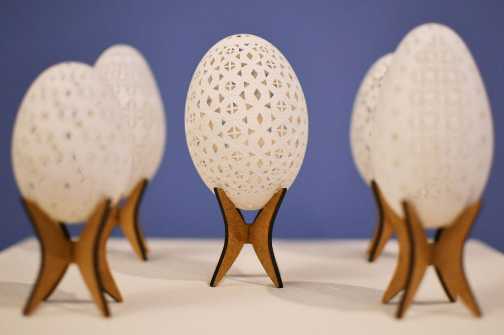 Jaja strusie z motywami zwierząt. Wystawa kroszonek