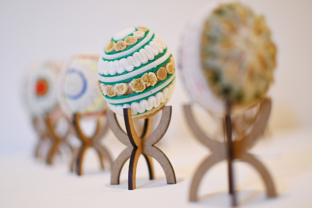 Jaja strusie z motywami zwierząt. Wystawa kroszonek