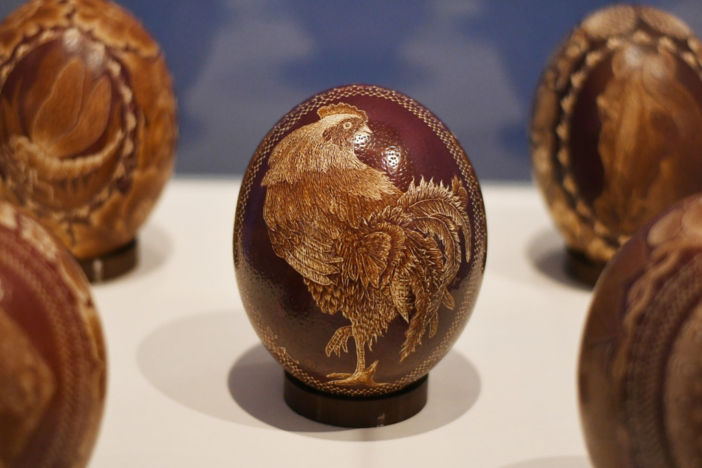 Jaja strusie z motywami zwierząt. Wystawa kroszonek