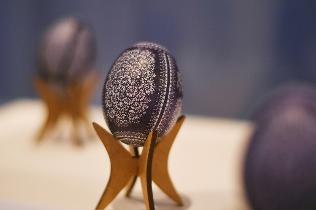 Jaja strusie z motywami zwierząt. Wystawa kroszonek