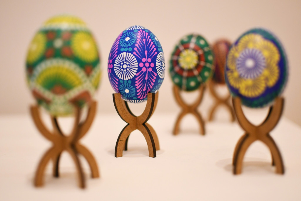 Jaja strusie z motywami zwierząt. Wystawa kroszonek