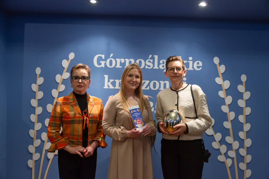 Jaja strusie z motywami zwierząt. Wystawa kroszonek