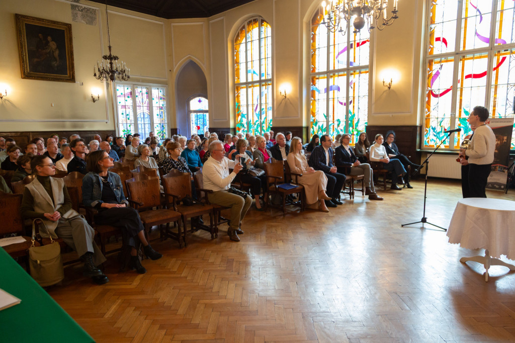 Jaja strusie z motywami zwierząt. Wystawa kroszonek