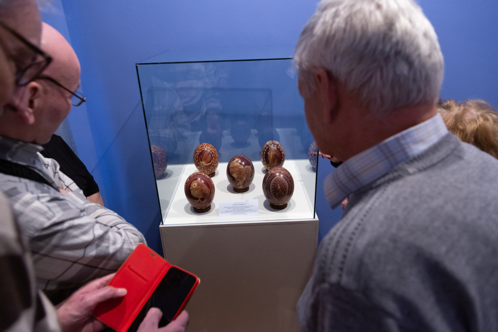 Jaja strusie z motywami zwierząt. Wystawa kroszonek