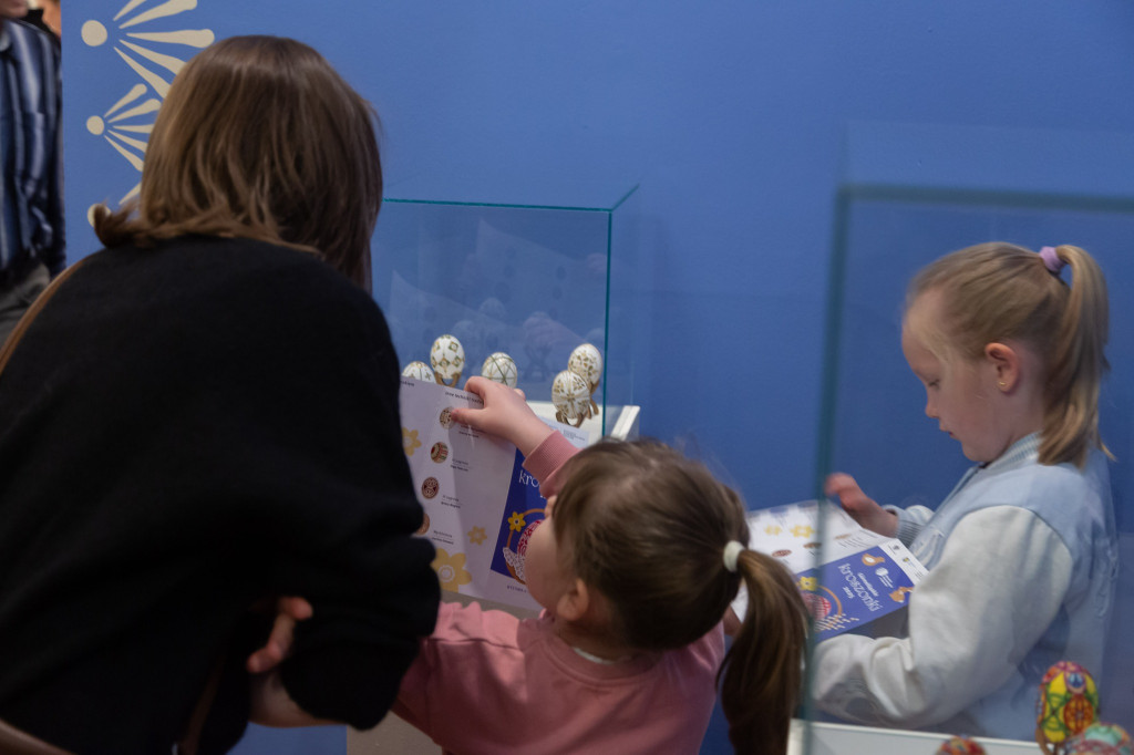 Jaja strusie z motywami zwierząt. Wystawa kroszonek