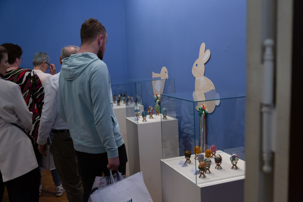 Jaja strusie z motywami zwierząt. Wystawa kroszonek