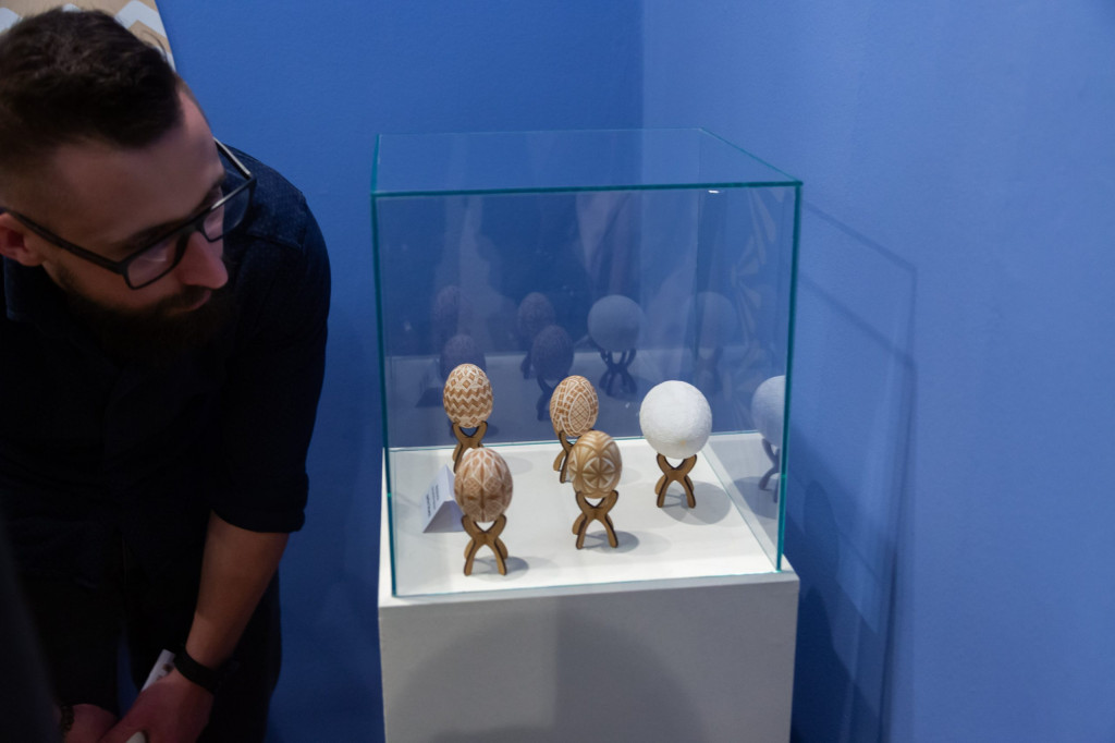 Jaja strusie z motywami zwierząt. Wystawa kroszonek