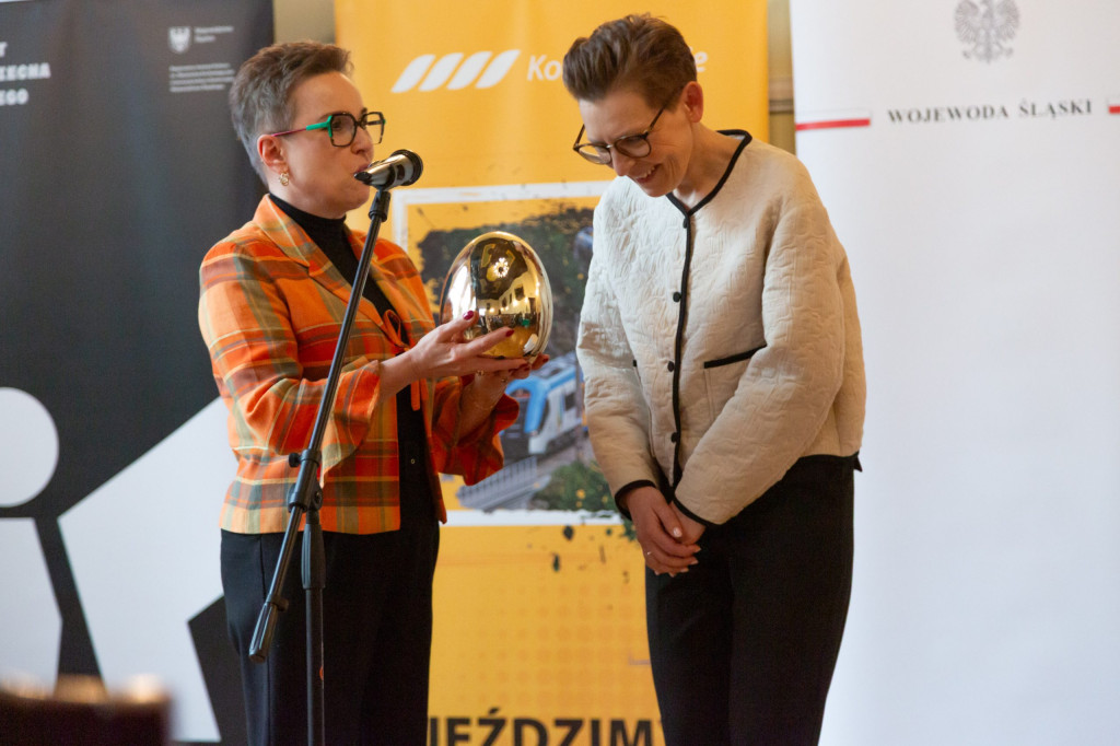 Jaja strusie z motywami zwierząt. Wystawa kroszonek