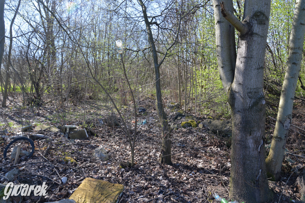 Nakło Śląskie. Kto posprząta śmierdzące odpady?