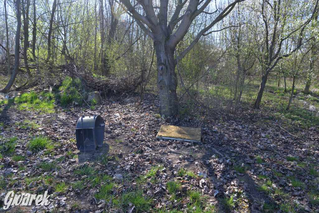 Nakło Śląskie. Kto posprząta śmierdzące odpady?