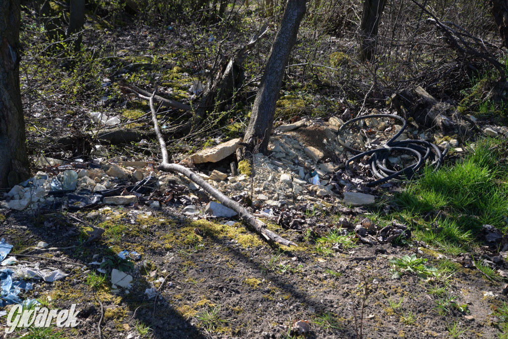 Nakło Śląskie. Kto posprząta śmierdzące odpady?