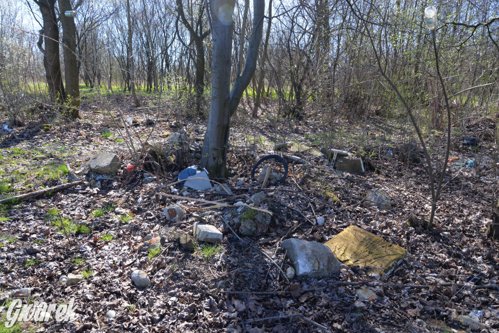 Nakło Śląskie. Kto posprząta śmierdzące odpady?