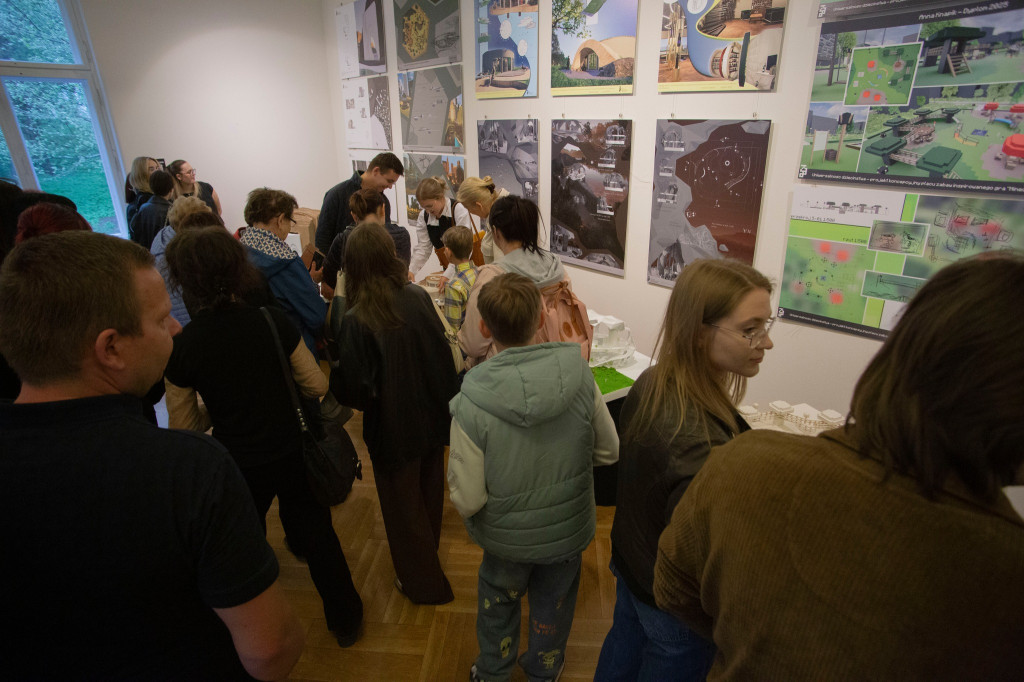 Tarnowskie Góry. Wystawa absolwentów Plastyka