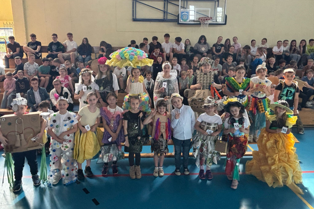 Pokaz mody, test, plakat i… śmieci