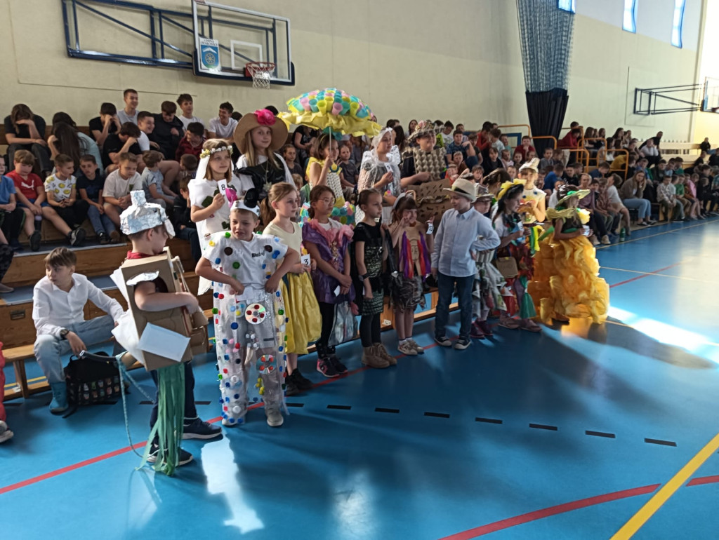 Pokaz mody, test, plakat i… śmieci