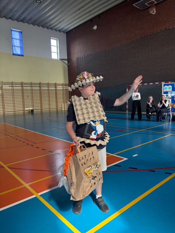 Pokaz mody, test, plakat i… śmieci