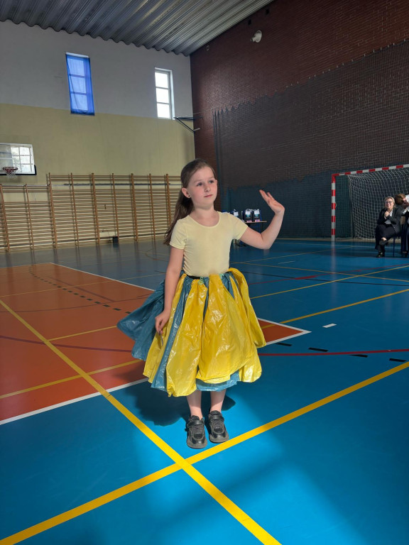 Pokaz mody, test, plakat i… śmieci