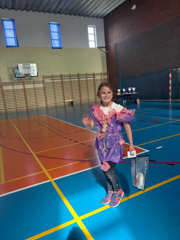 Pokaz mody, test, plakat i… śmieci