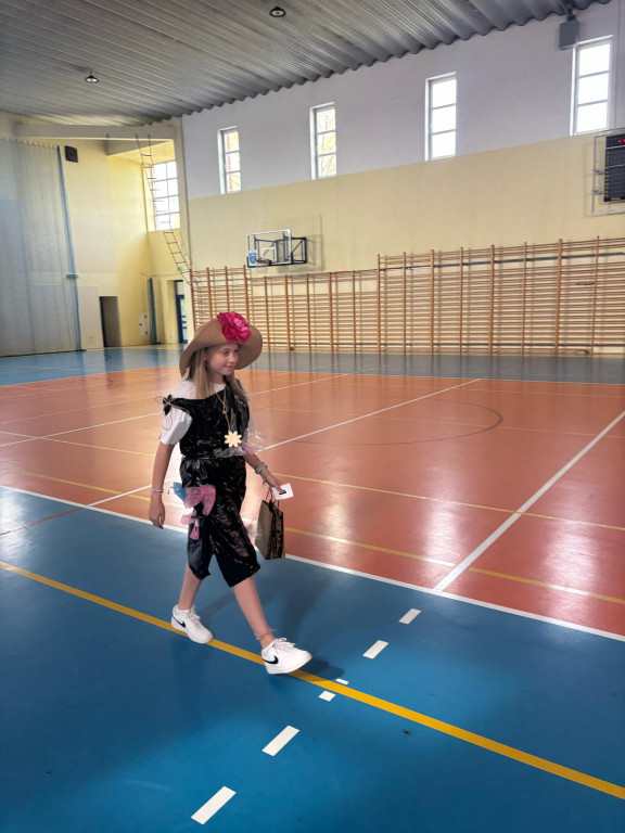 Pokaz mody, test, plakat i… śmieci